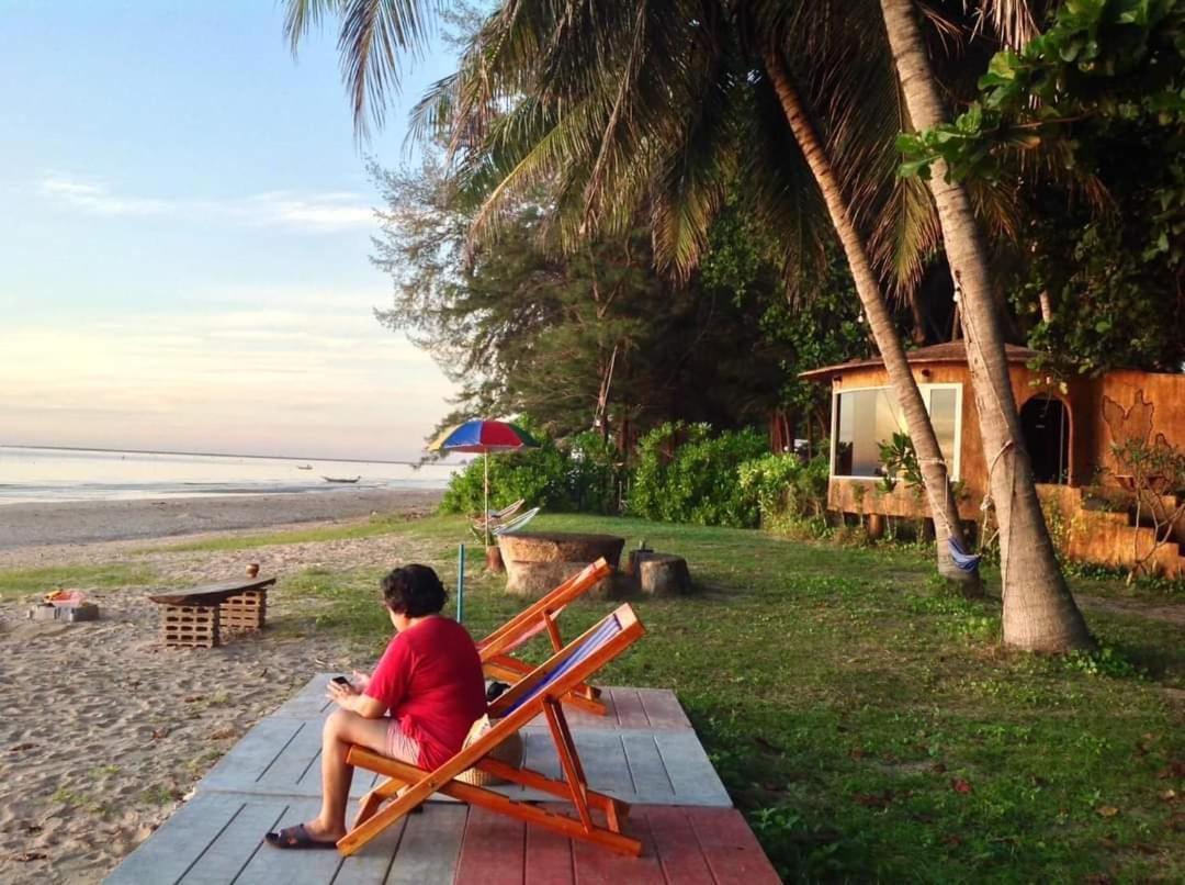 Ban Tawansongfa Hotell Lang Suan Exteriör bild
