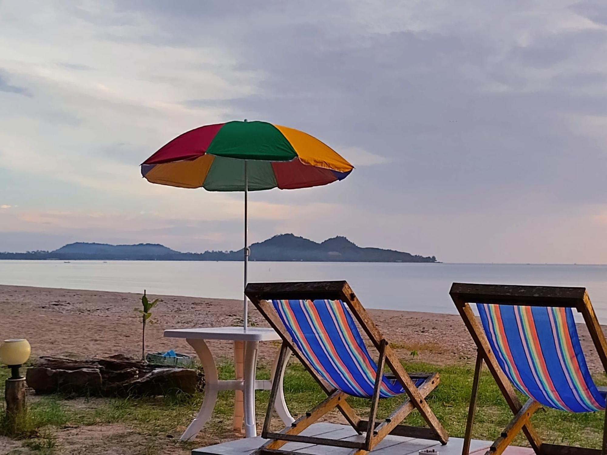 Ban Tawansongfa Hotell Lang Suan Exteriör bild